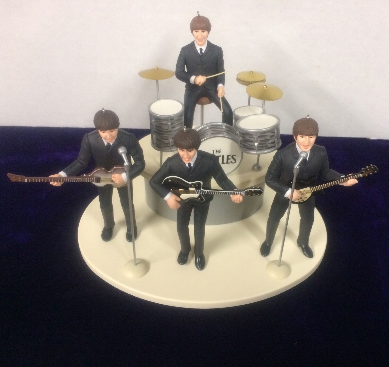 BEATLES ED SULLIVAN FIGURE SET OF 4 WITH INSTRUMENTS ON STAGE NEW IN BOX 1994 Без бренда