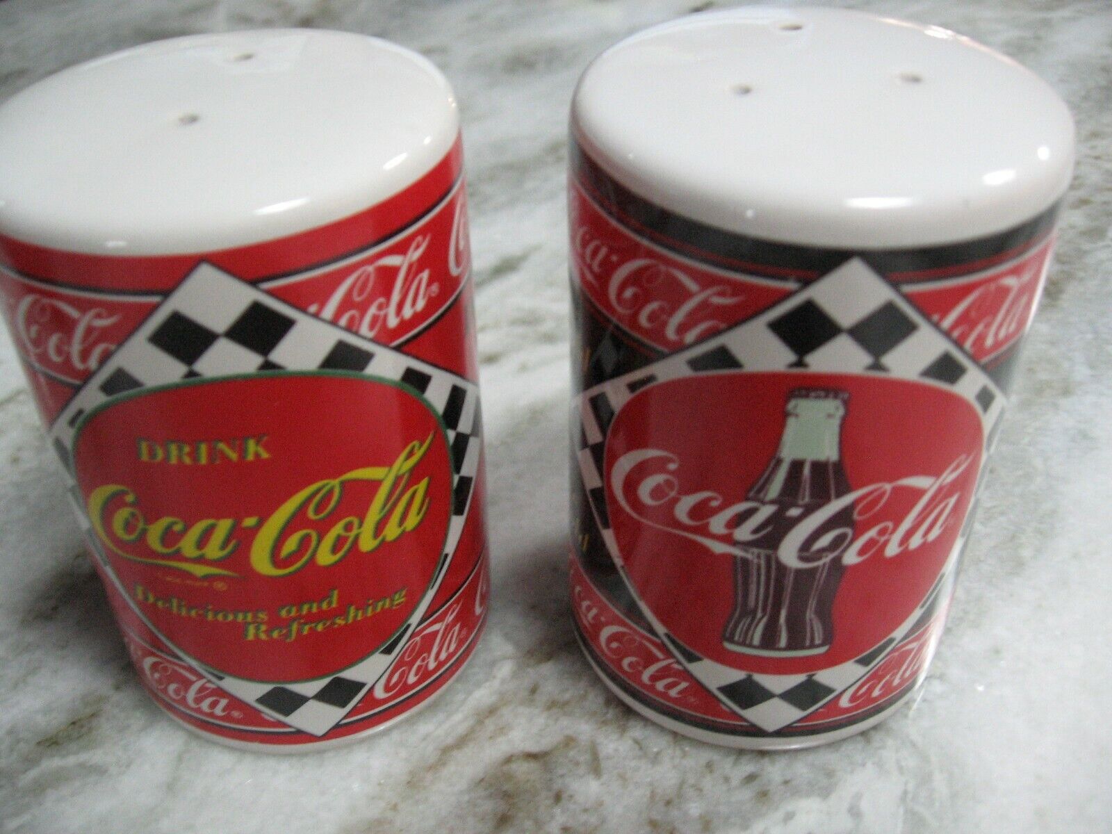COCA COLA CHECKERED SALT AND PEPPER SHAKER SET- NIB - ITEM#172014 FROM 1995  COKE BRAND - фотография #4