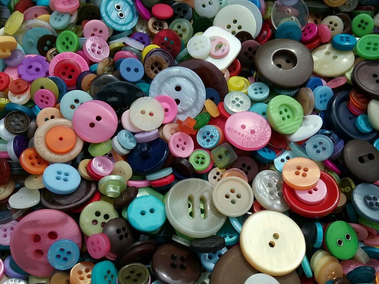 Sewing Button Assortment Lots of 250, 500, and 1000 Buttons New and Vintage Unbranded Bulk - фотография #3