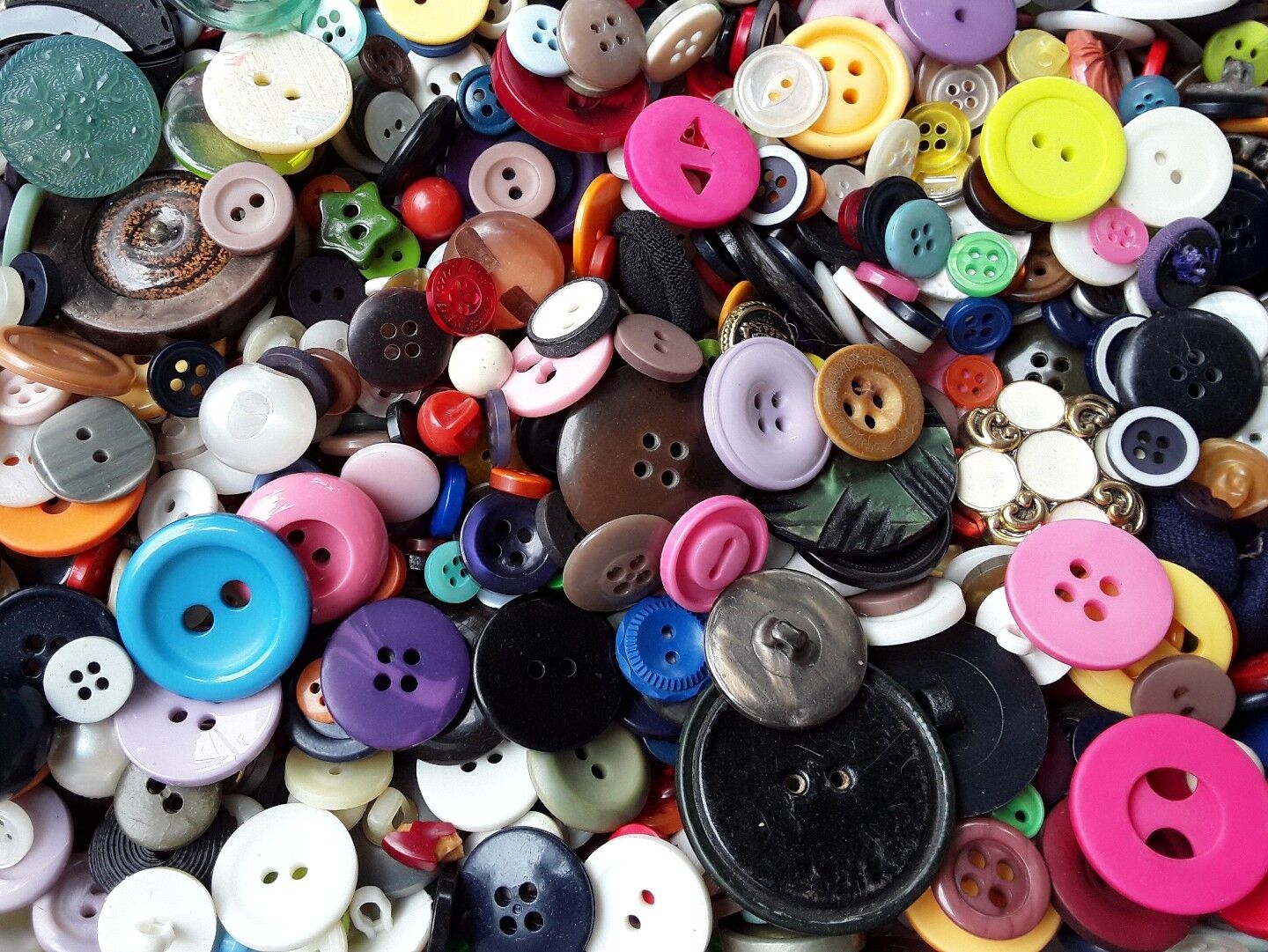 Sewing Button Assortment Lots of 250, 500, and 1000 Buttons New and Vintage Unbranded Bulk - фотография #5