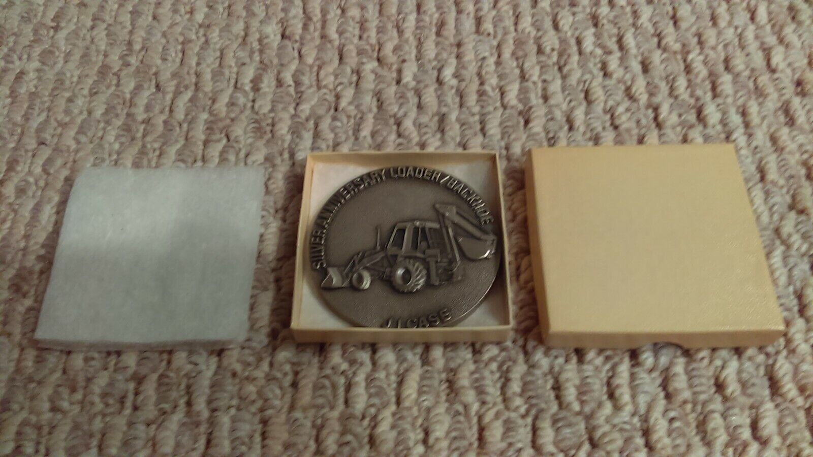 1982 Case Silver Anniversary Loader/Backhoe 3" Medallion & Display Без бренда - фотография #9