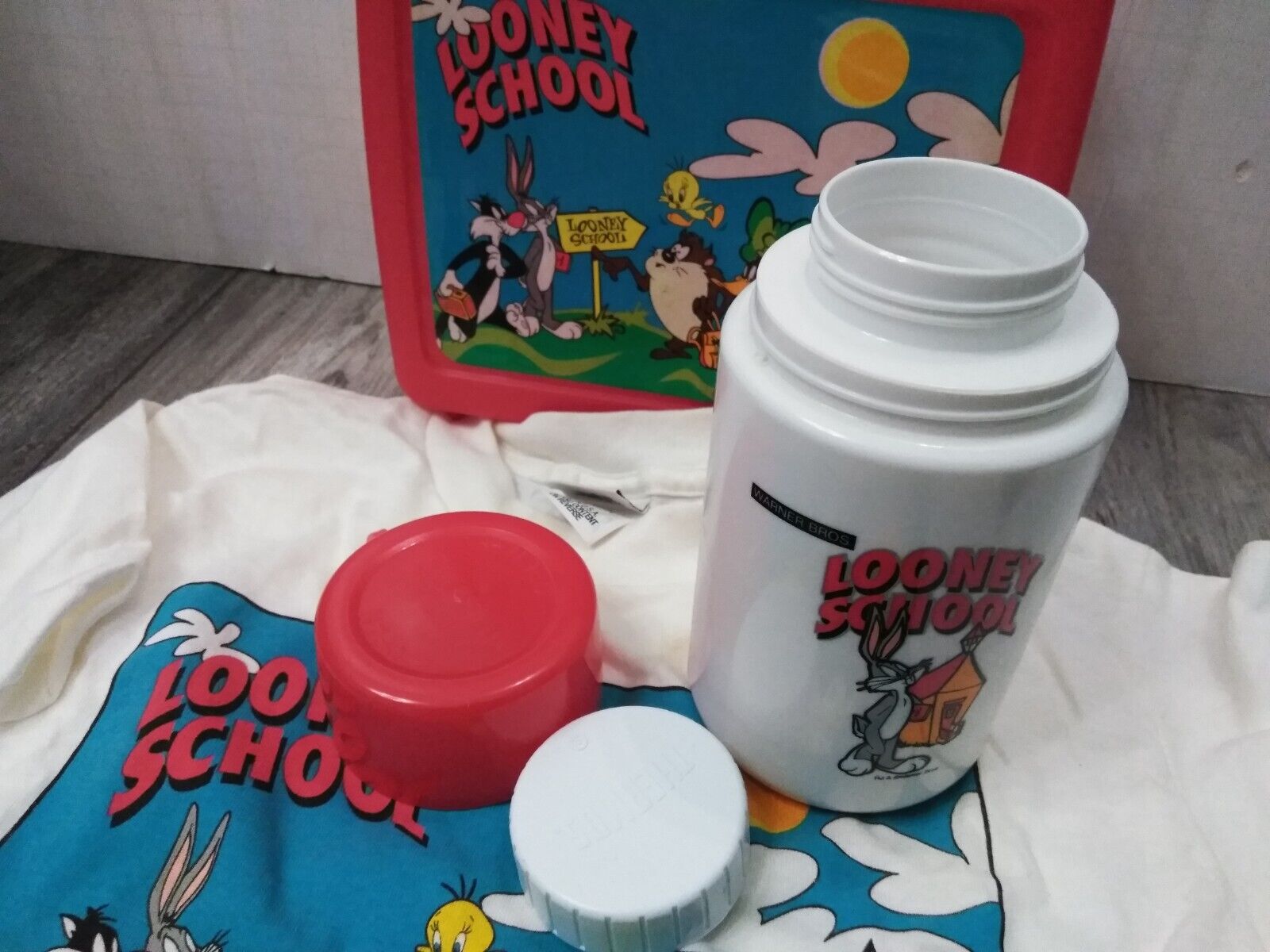 N.O.S. WARNER BROS. 1990'S Looney Tunes, Looney School RED Lunchbox W/ T-SHIRT Thermos - фотография #6