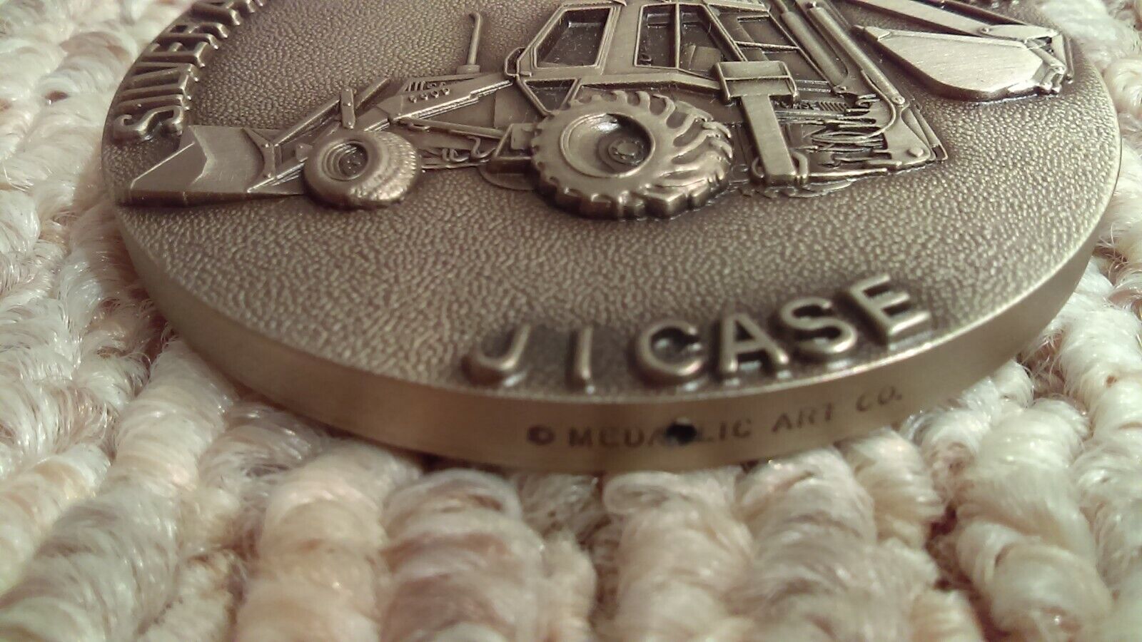 1982 Case Silver Anniversary Loader/Backhoe 3" Medallion & Display Без бренда - фотография #8