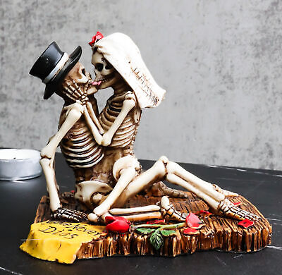 Ebros Love Never Dies Castaway Wedding Skeleton Couple Kissing Statue 3.75"H Без бренда
