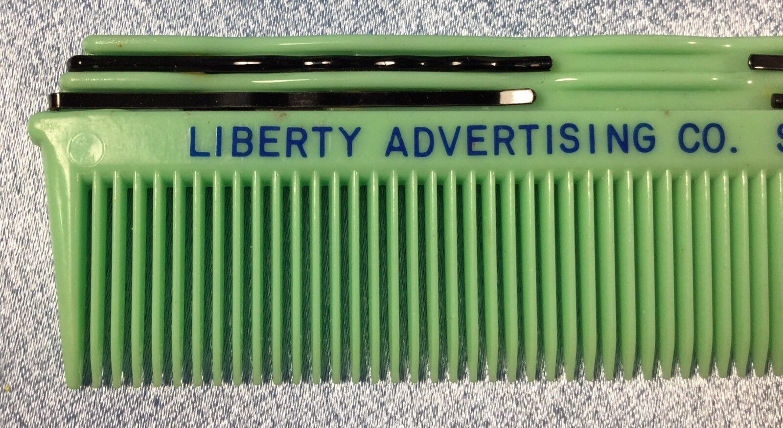 CLEAN Vintage Unique Green Pocket Comb + 4 Bobby Pins: Hair. Advertising. #9317 'Liberty Advertising - Swarthmore, PA' - фотография #5