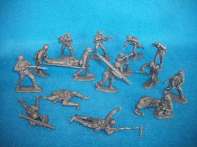 Classic Toy Soldiers German Assault Team w/ Medics ,17 figures in 1/32 scale CTS