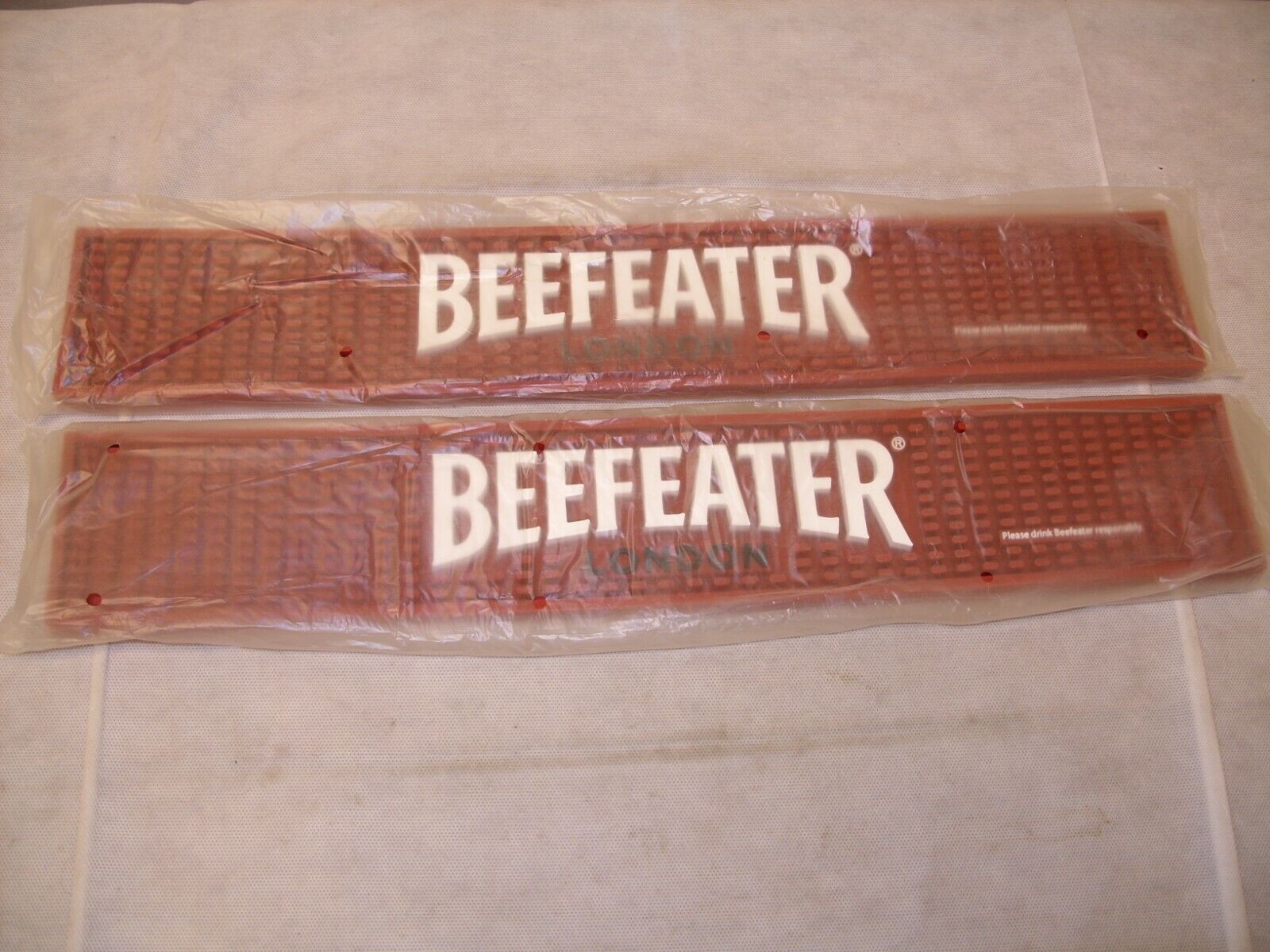 (2) Beefeater English Gin - Promo Branded Rubber Bar Rail Spill Mat - NEW  Beefeater - фотография #2