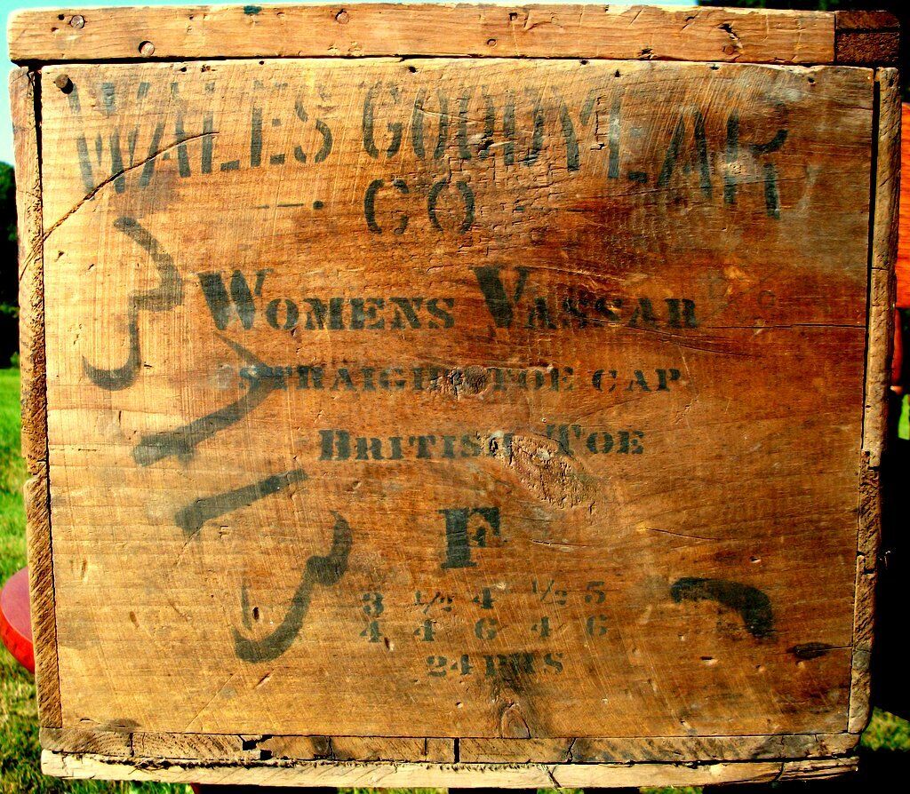 Wales Goodyear Shoes antique wooden box primitive crate KEDS precursor Без бренда - фотография #3
