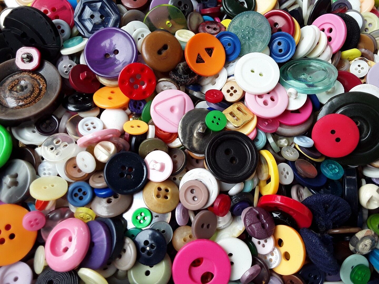 Sewing Button Assortment Lots of 250, 500, and 1000 Buttons New and Vintage Unbranded Bulk - фотография #2