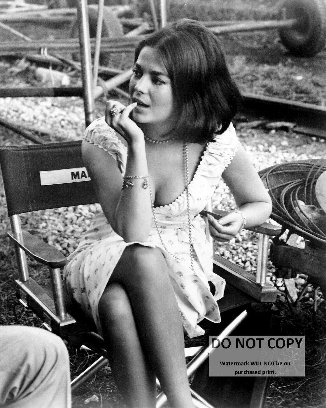 NATALIE WOOD ON SET "THIS PROPERTY IS CONDEMNED" 8X10 PUBLICITY PHOTO (ZY-865) Без бренда