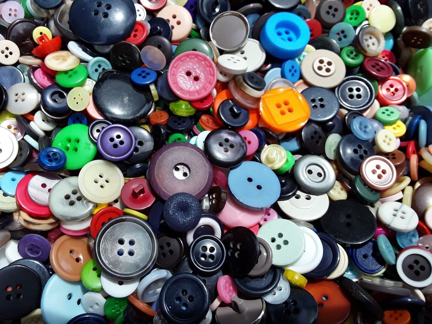 Sewing Button Assortment Lots of 250, 500, and 1000 Buttons New and Vintage Unbranded Bulk - фотография #4