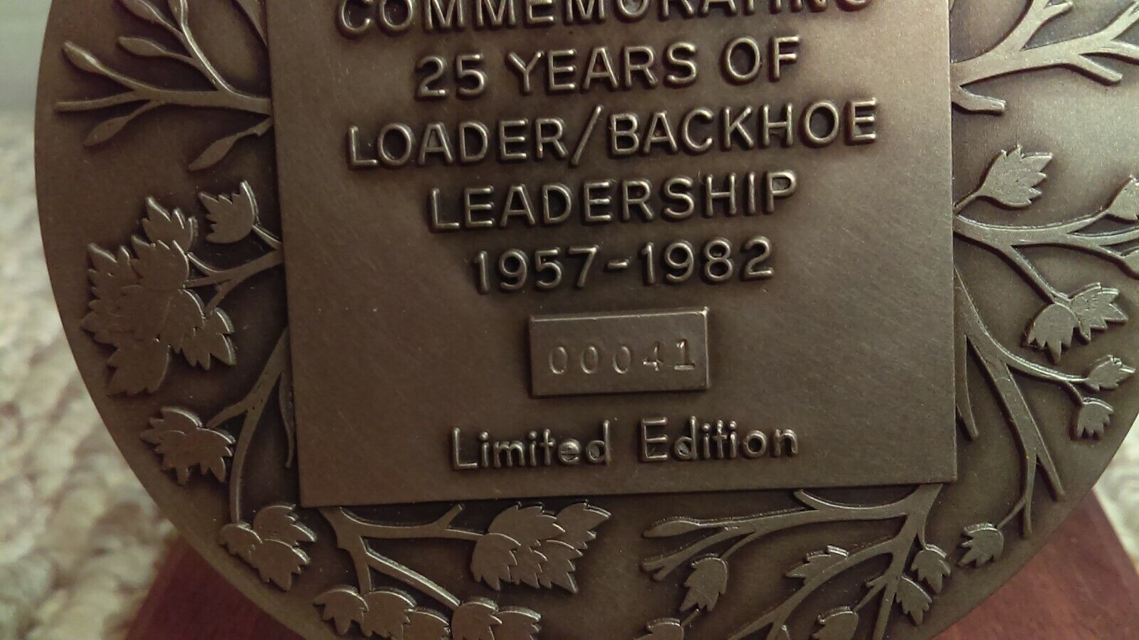 1982 Case Silver Anniversary Loader/Backhoe 3" Medallion & Display Без бренда - фотография #6