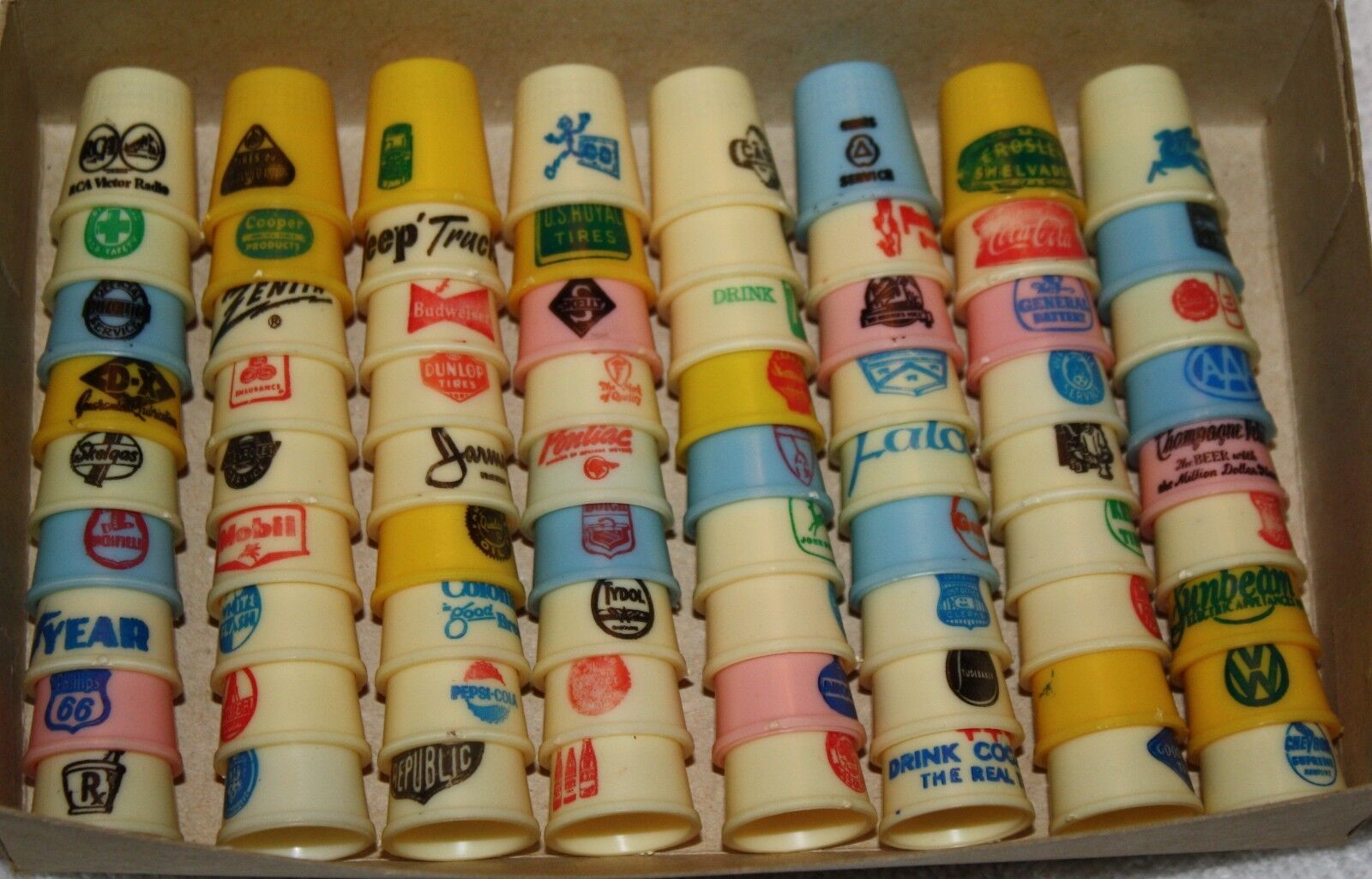 Vintage Sewing Thimbles Lot 70+ Plastic Advertising All Diff ~ Old Factory Find! Без бренда