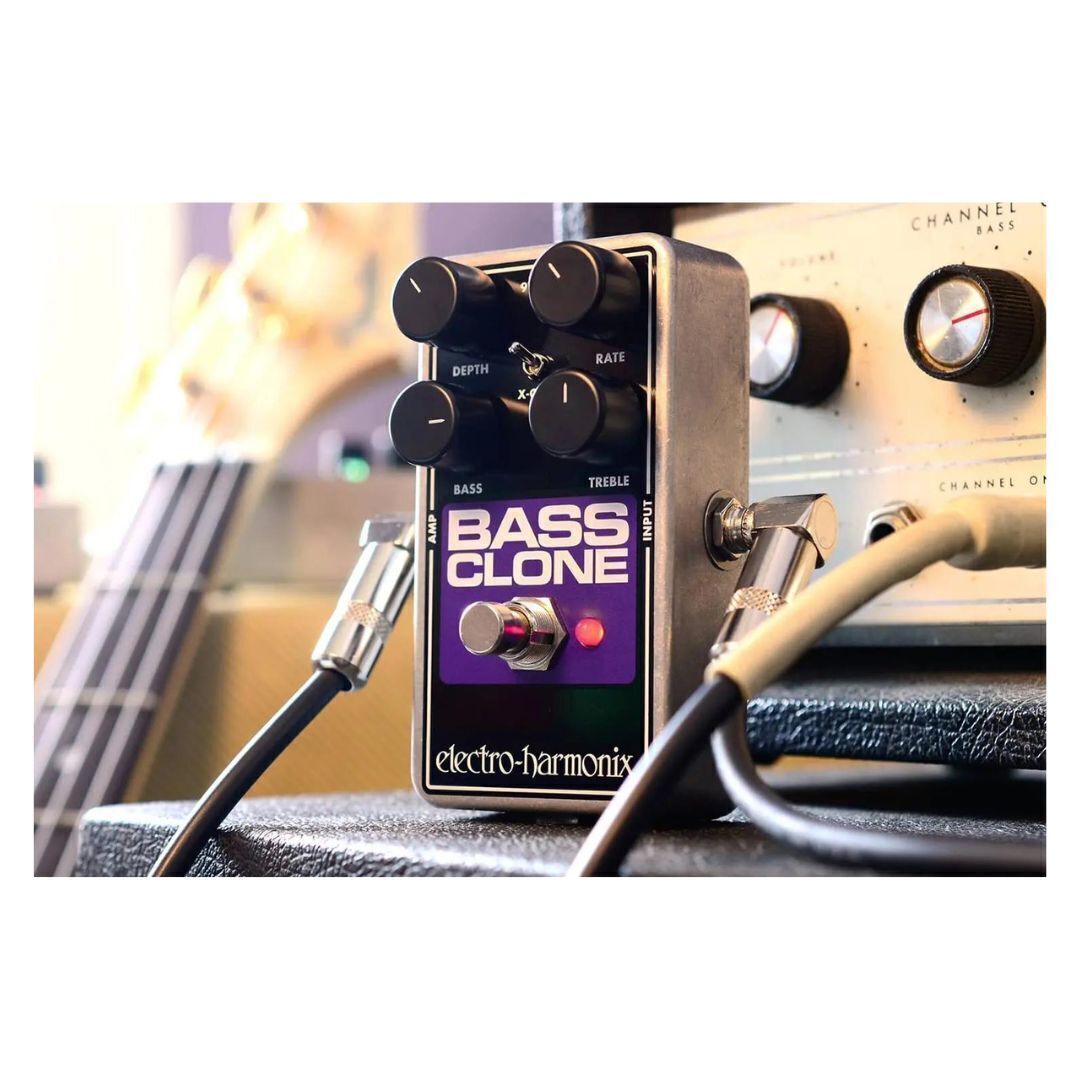 Electro-Harmonix Bass Clone Chorus Effects Pedal with Optimized Bass and Clarity Electro-Harmonix 665243 - фотография #6