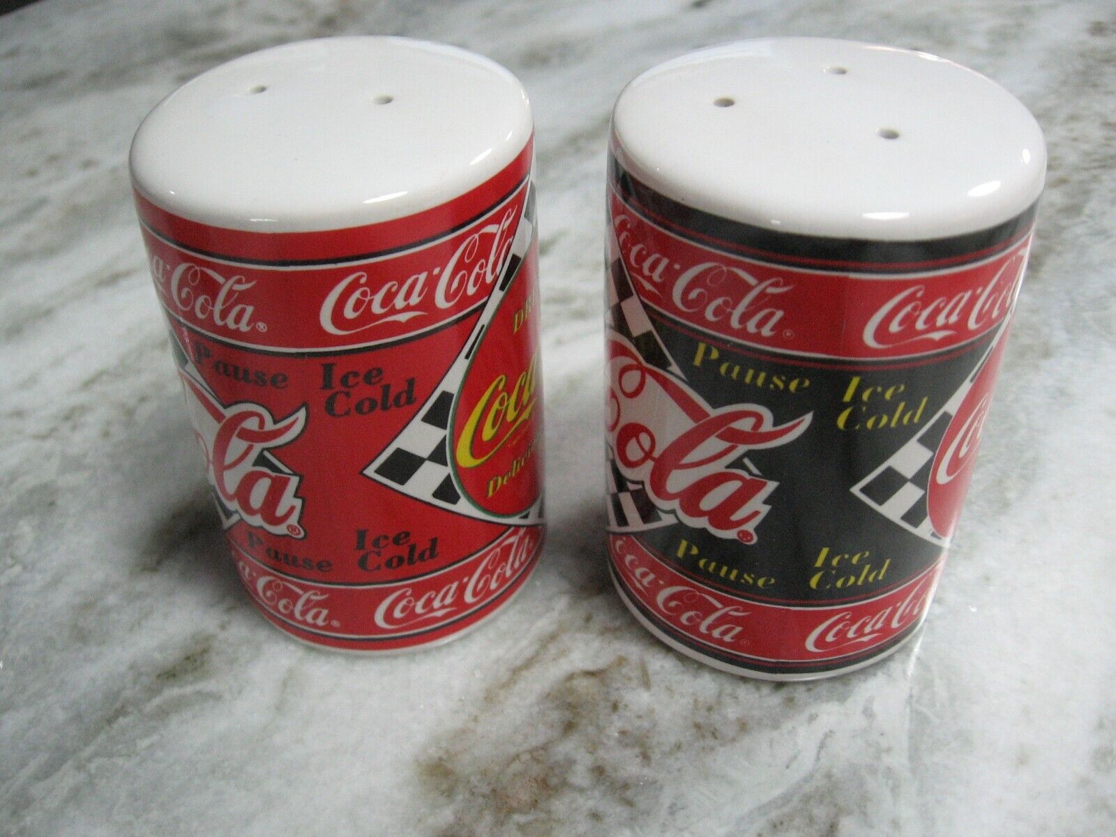 COCA COLA CHECKERED SALT AND PEPPER SHAKER SET- NIB - ITEM#172014 FROM 1995  COKE BRAND - фотография #3