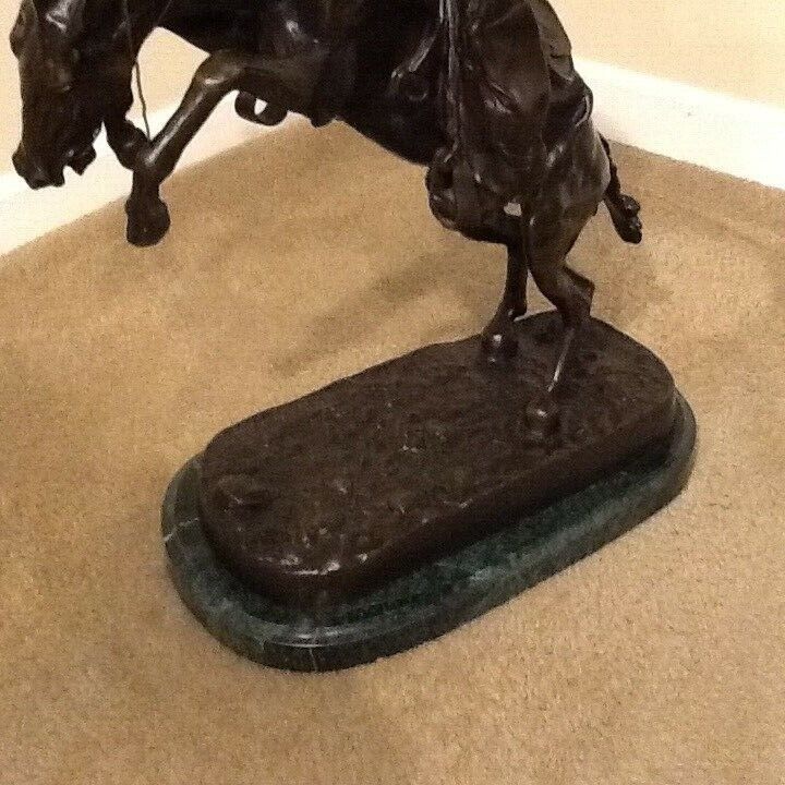 LARGE BRONCO BUSTER BRONZE ON MARBLE STATUE REPRODUCTION BY FREDERIC REMINGTON  Без бренда - фотография #10