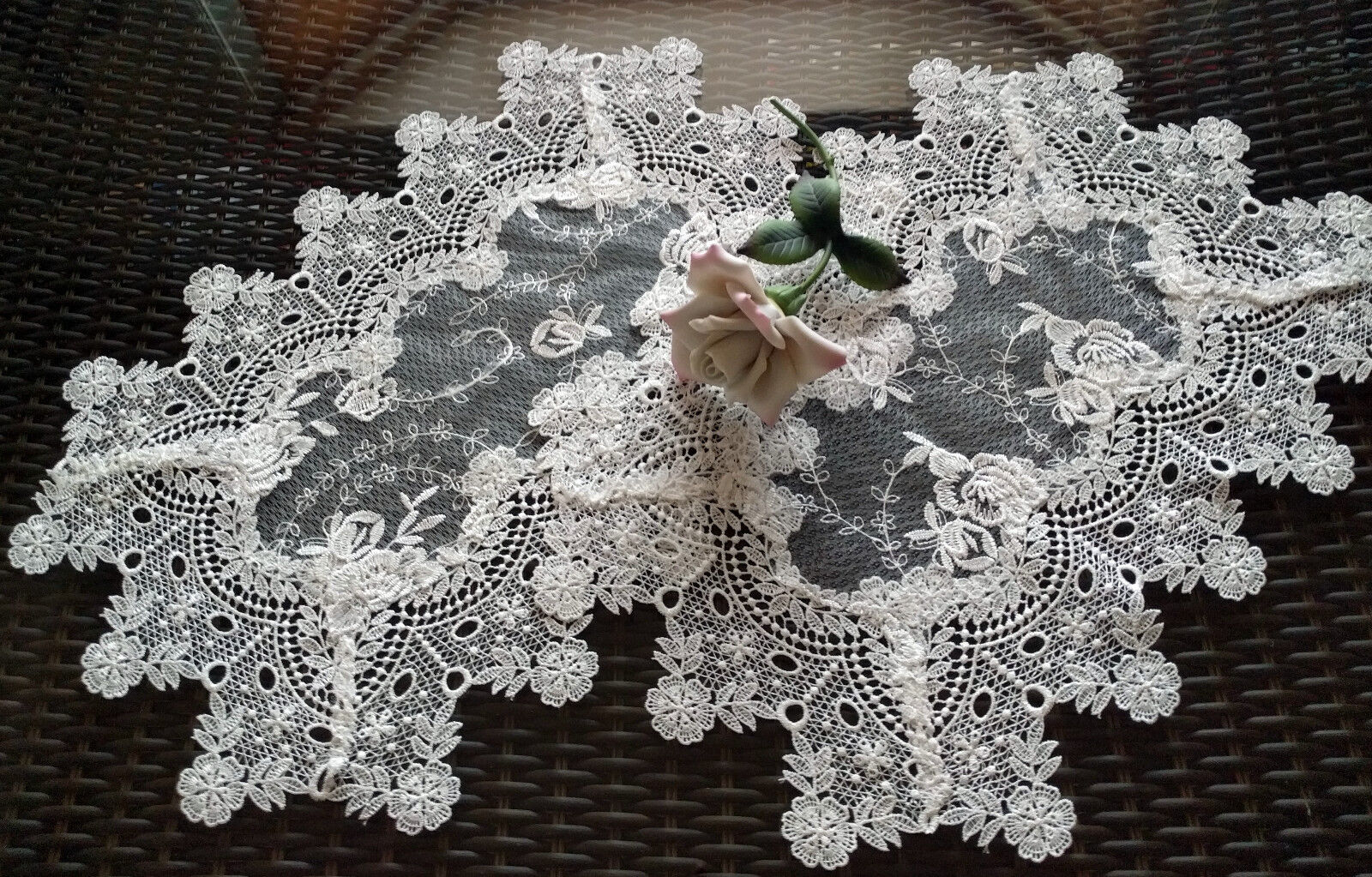 Doilies Set of 2 Place mat  End Table Sheer Lace Vintage English Rose Victorian Без бренда - фотография #2