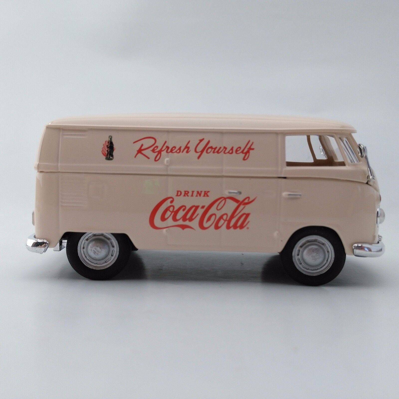Coca-Cola 1962 Volkswagen Cargo Van 1:43 VW Transporter Motorcity Model Coca-Cola - фотография #9