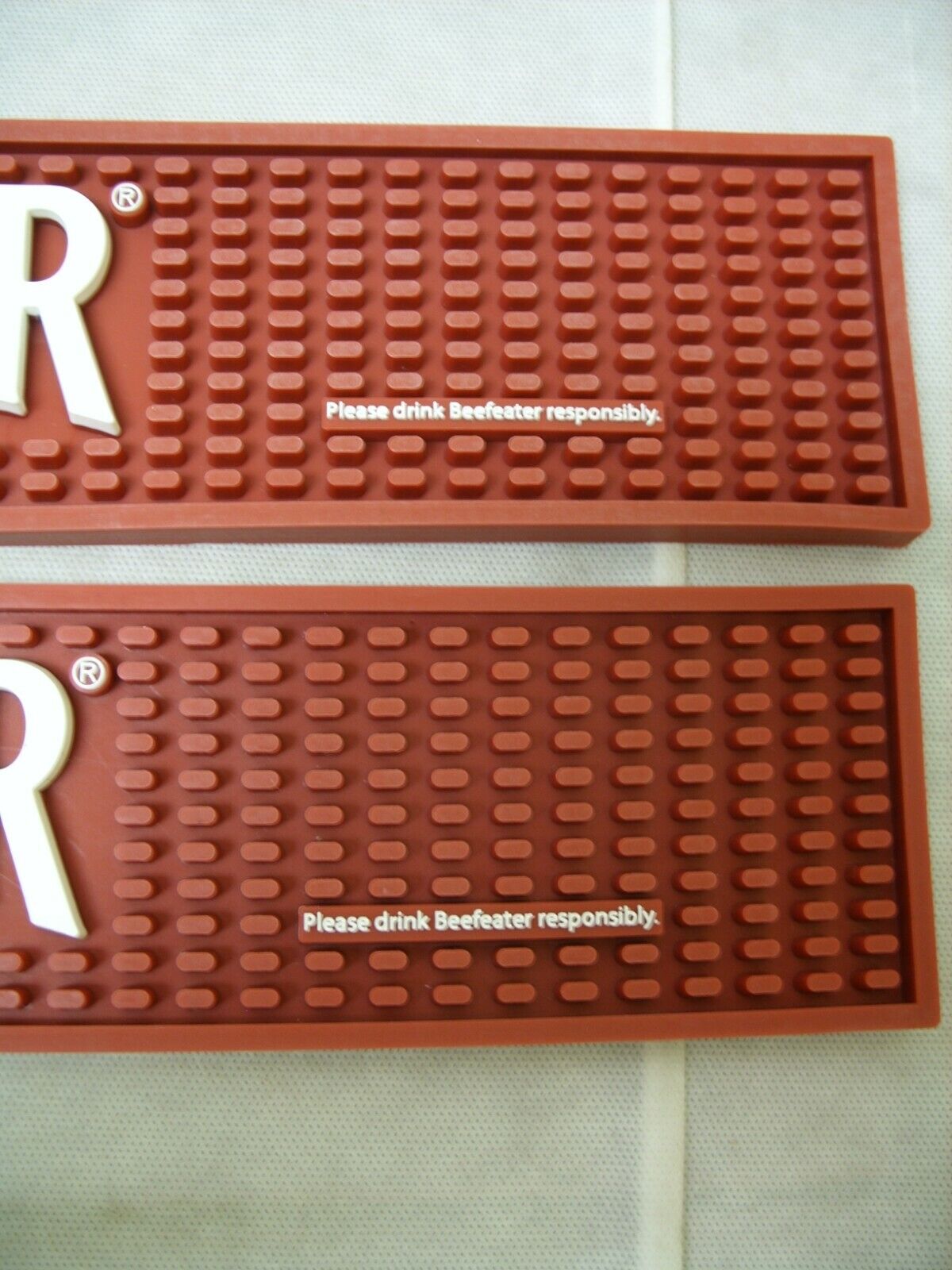 (2) Beefeater English Gin - Promo Branded Rubber Bar Rail Spill Mat - NEW  Beefeater - фотография #5