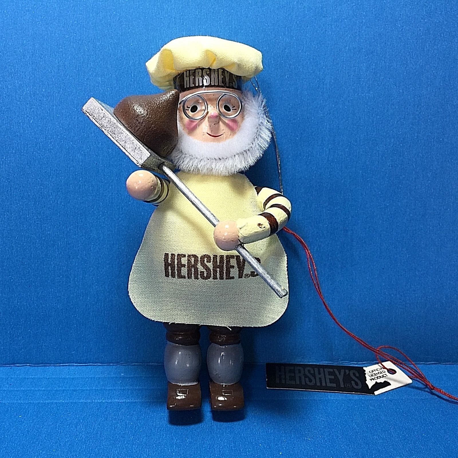 Hershey's Chocolate Mr Baker Elf Baking A Chocolate Kiss Wood Ornament   Без бренда