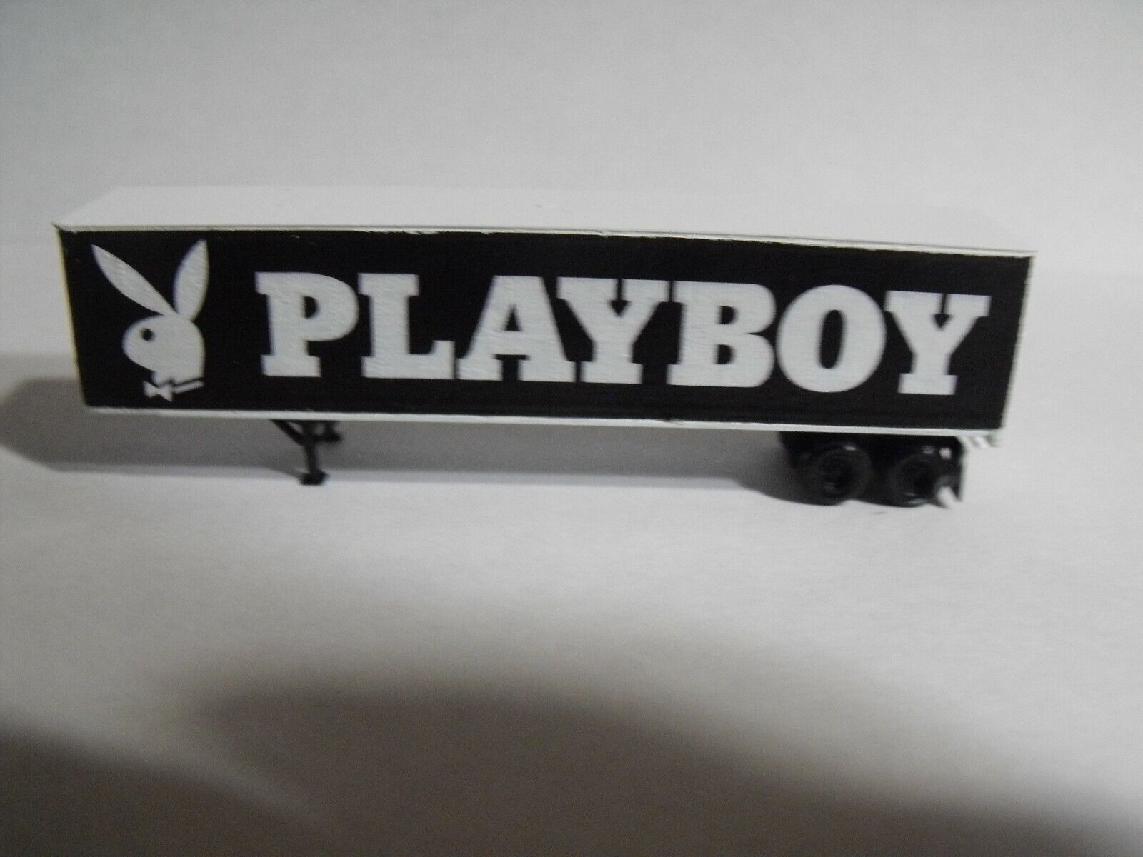 N Scale Micro Trains 45' Trailer. " Playboy " Unbranded Does Not Apply - фотография #2