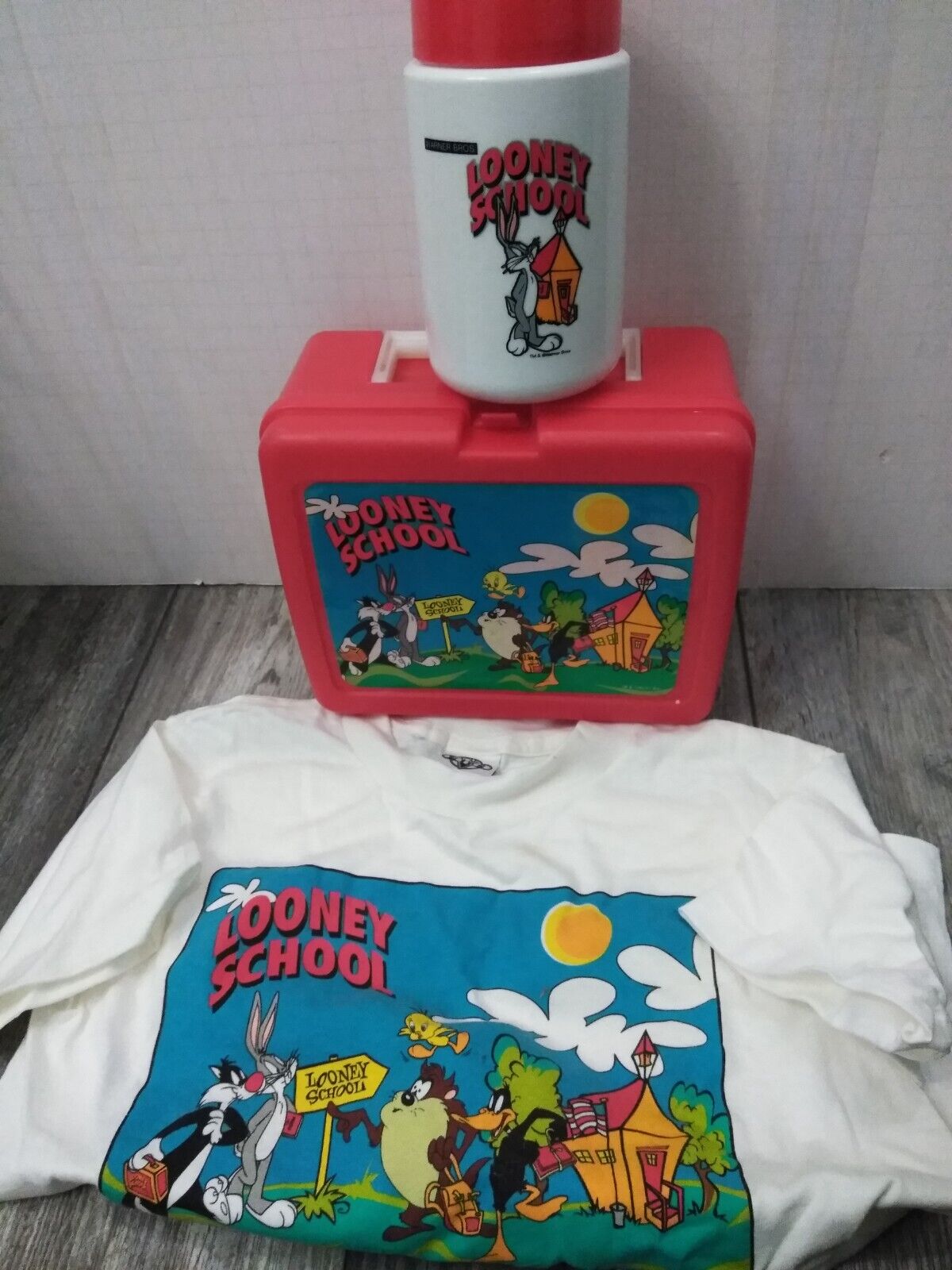 N.O.S. WARNER BROS. 1990'S Looney Tunes, Looney School RED Lunchbox W/ T-SHIRT Thermos - фотография #13
