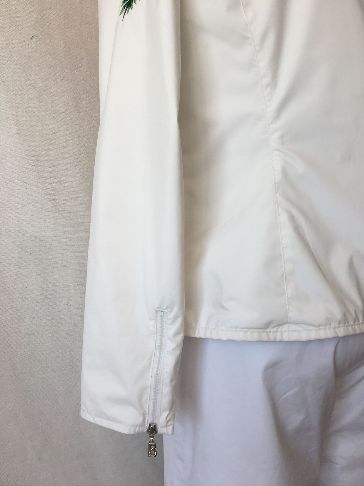 BOGNER BEAUTIFUL WHITE with EMBROIDERY and SIDE POCKETS WINDBRACKER. L. 42 Bogner - фотография #6