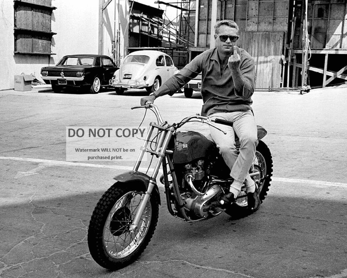 STEVE McQUEEN ON MOTORCYCLE MAKING FEELINGS KNOWN - 8X10 PUBLICITY PHOTO (AB890) Без бренда