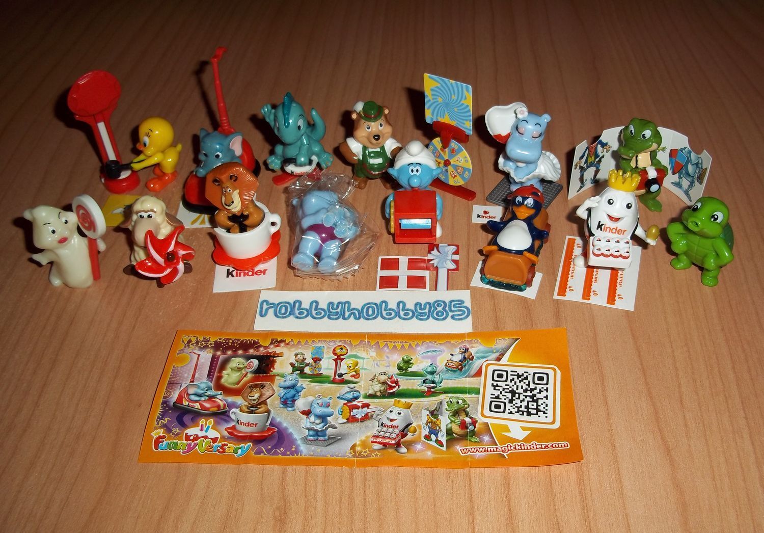 FUNNY VERSARY COMPLETE SET WITH ALL PAPERS 40th ANNIVERSARY KINDER SURPRISE  Kinder
