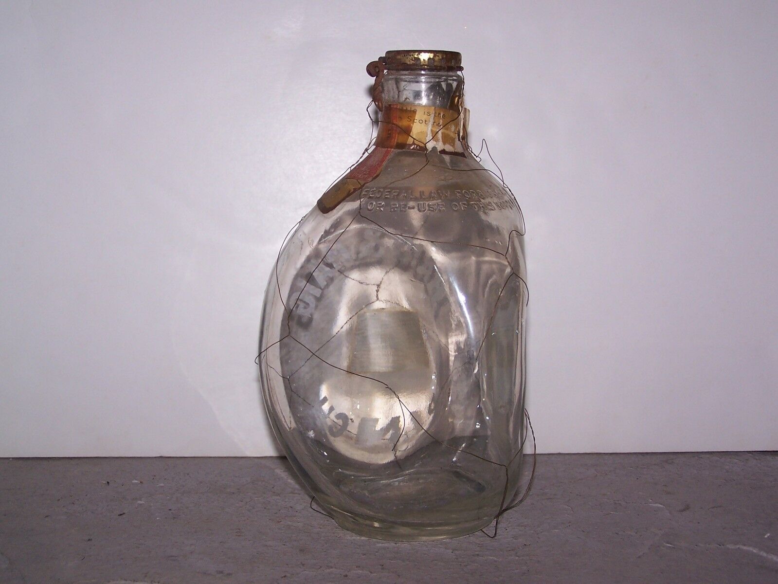 Vintage Haig & Haig Pinch 3-sided Bottle with Wire 4/5 Quart Без бренда - фотография #3