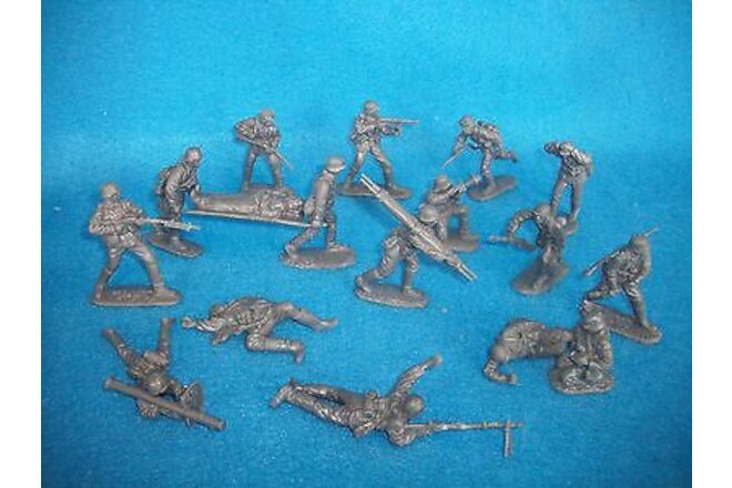 Classic Toy Soldiers German Assault Team w/ Medics ,17 figures in 1/32 scale