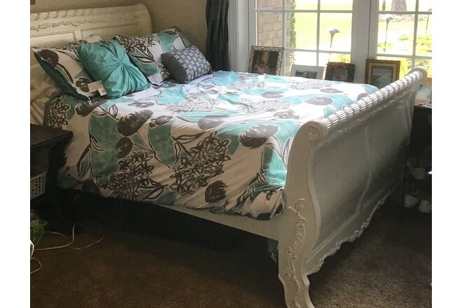 Girl's 5 Piece White Scalloped Sleigh Bed bedroom set (Full Bed)