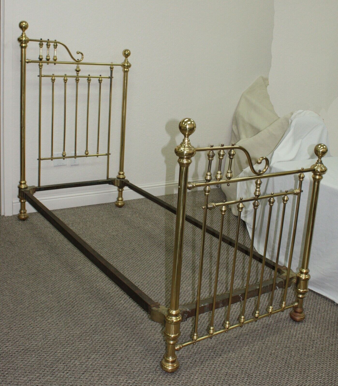 EXTREMELY RARE ANTIQUE PR OF VICTORIAN BRASS TWIN 3/4 BEDS THAT MAKE INTO A KING Без бренда