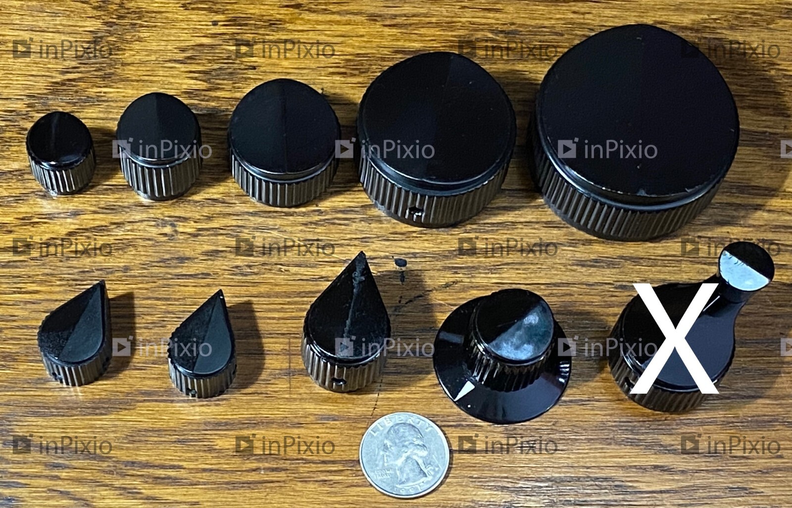 9 Vintage Raytheon Black Phenolic Round & Pointer Knobs; Double Set Screw Likely Raytheon, National, or Insuline (ICA) - фотография #2