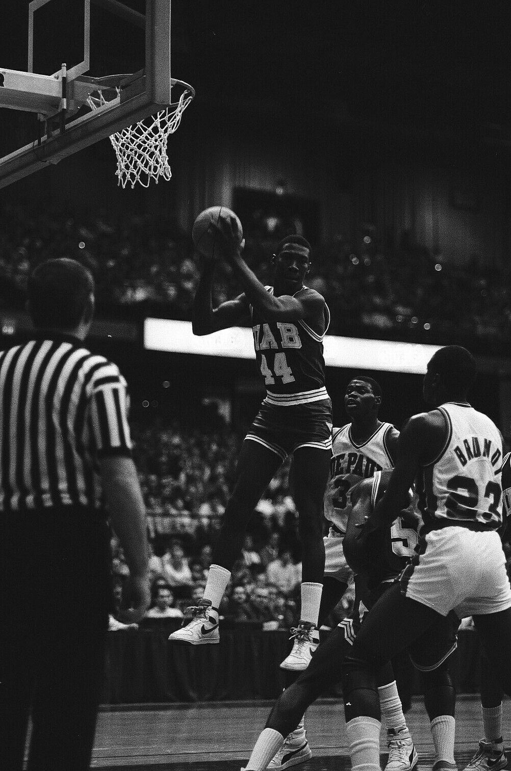LD125-46 1986 College Basketball DePaul UAB Blazers (55) ORIG 35mm B&W NEGATIVES Без бренда - фотография #3