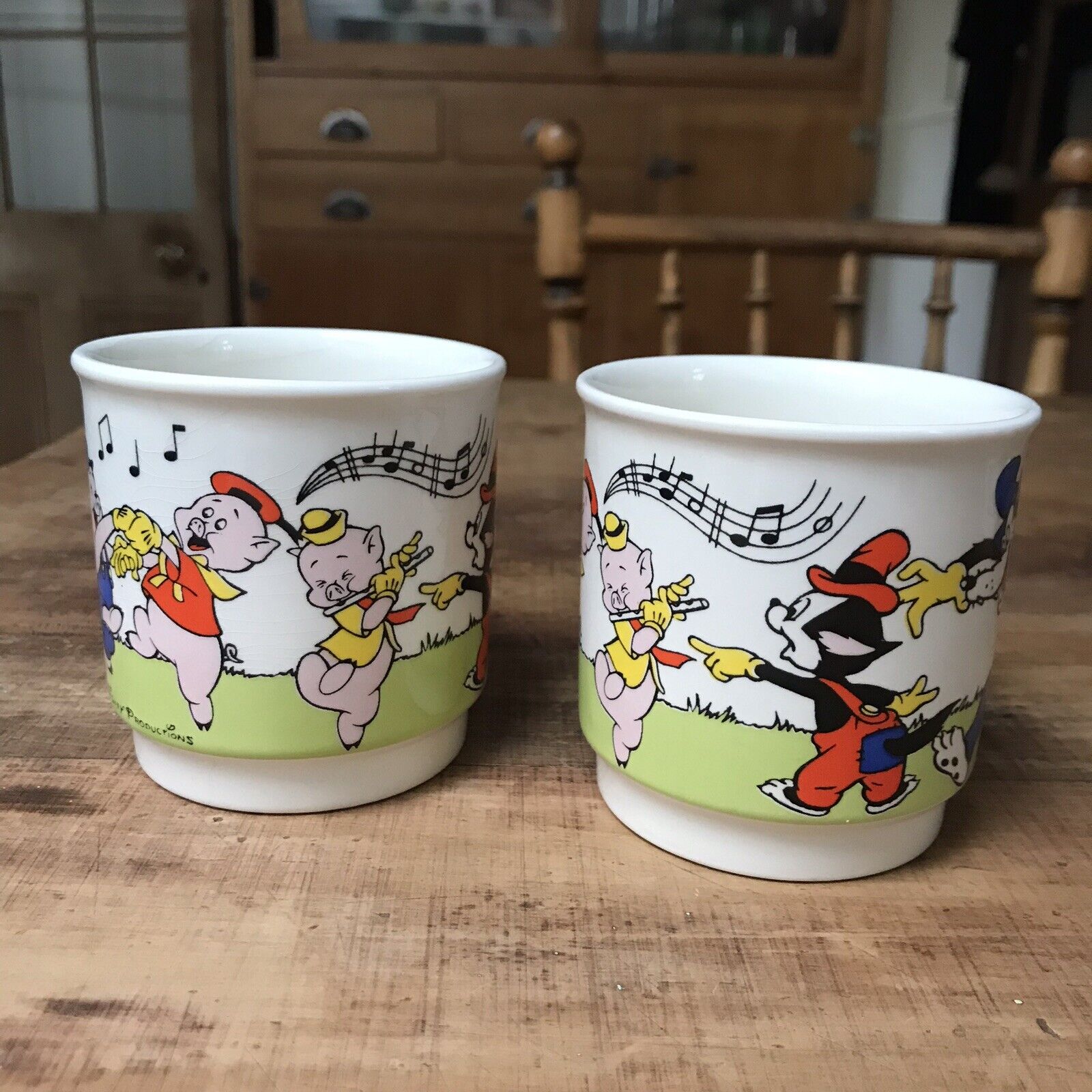 Pair - lot of 2 - Vintage Walt Disney Three Little Pigs porcelain MUG cup set Без бренда - фотография #3