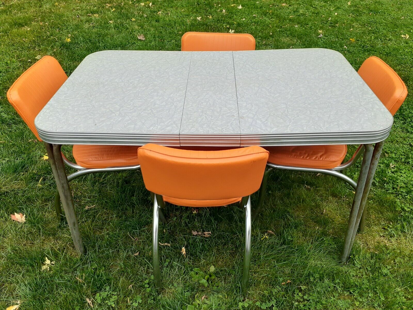VINTAGE 50s-60s FORMICA & CHROME KITCHEN TABLE WITH LEAF & 4 ORANGE CHAIRS Без бренда