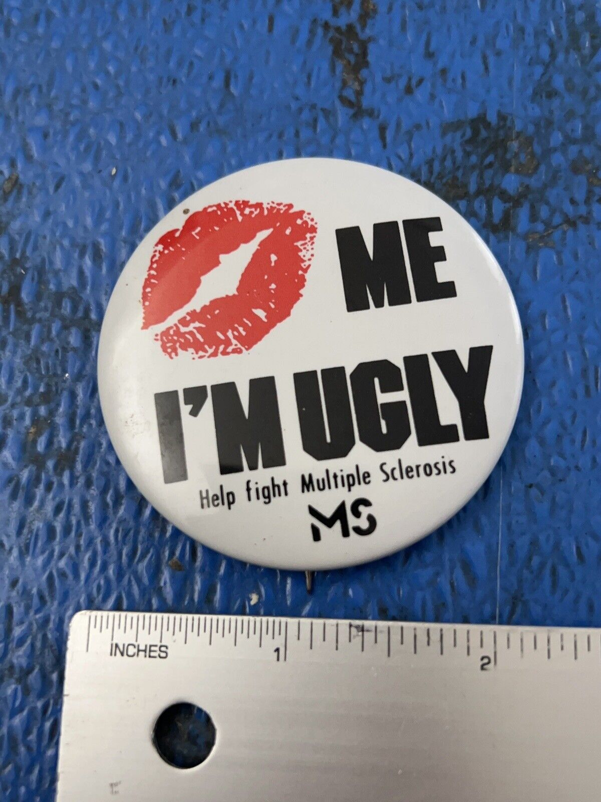 Vintage Kiss ME I'M UGLY Help Fight Multiple Sclerosis MS 2 1/4" Pin Button Без бренда