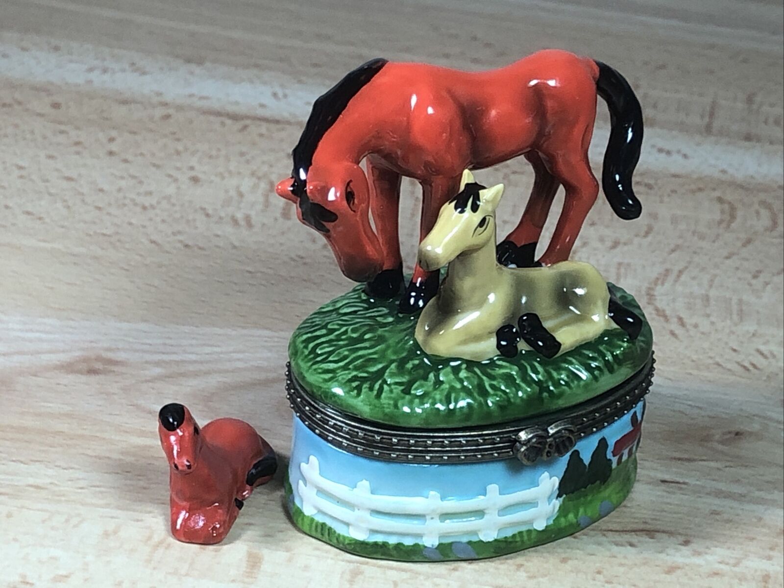 Vintage Foal Mare Horse Pony Ceramic Figurine Hinged Trinket Jewelry Box 3" NOS Без бренда - фотография #11