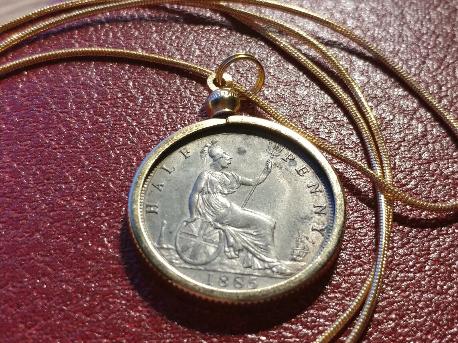UK 1885 Queen Victoria 1/2 Penny Pendant on a 24" 18k Gold Filled Snake Chain. Honoredallies - фотография #2