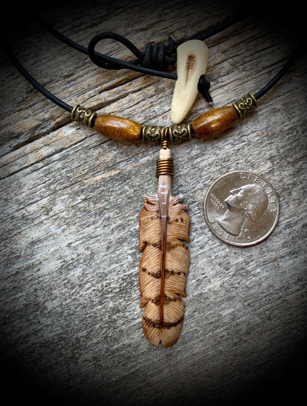 RED TAIL HAWK FEATHER BIRD OF PREY DEER ANTLER NECKLACE WHITETAIL HAND CARVED Без бренда