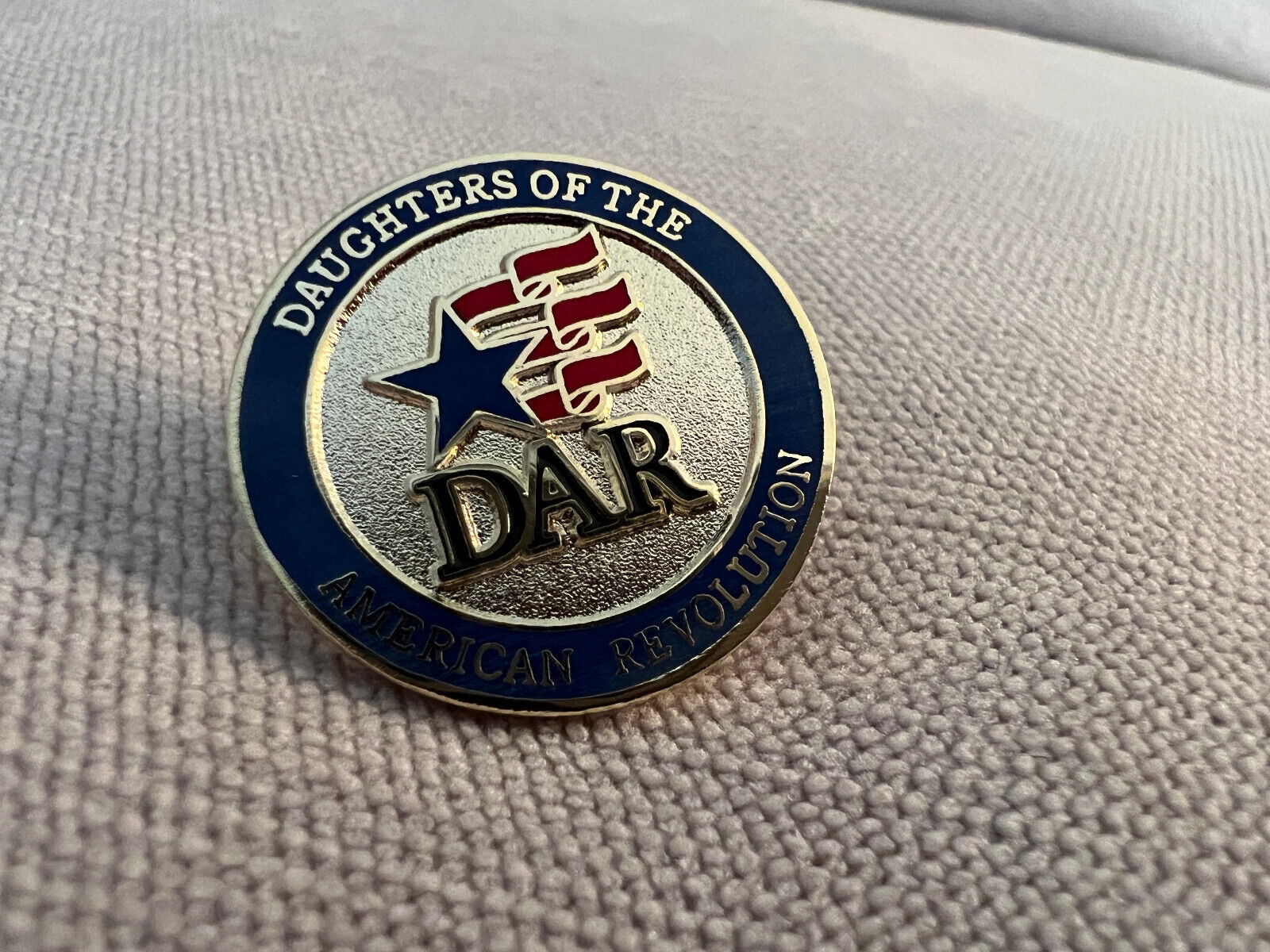 DAR Daughters of the American Revolution Round Logo Star Flag Pin - NEW Без бренда