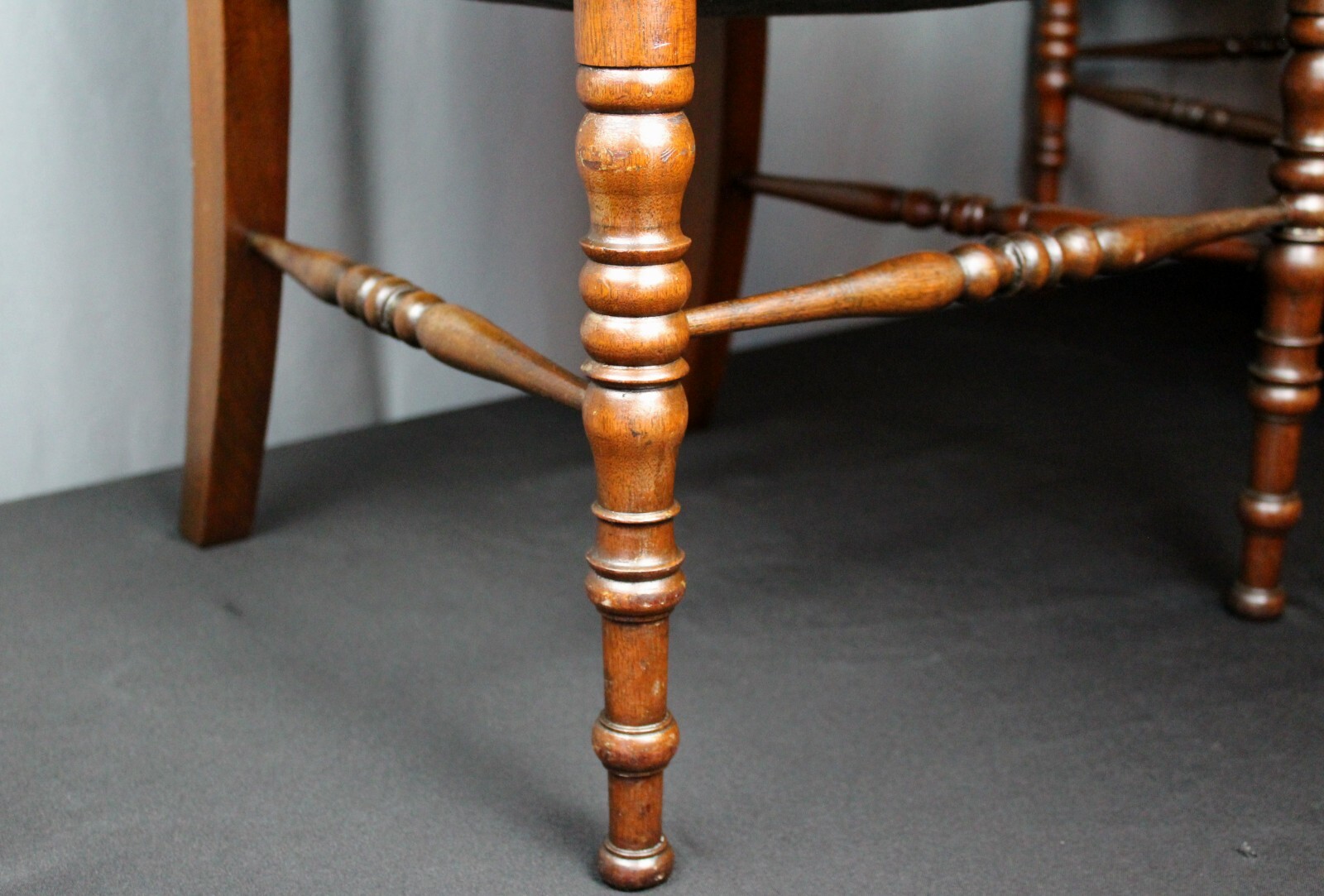 Pair of rose carved balloon side chairs, Late Victorian, Mahogany, turned legs Unbranded - фотография #13