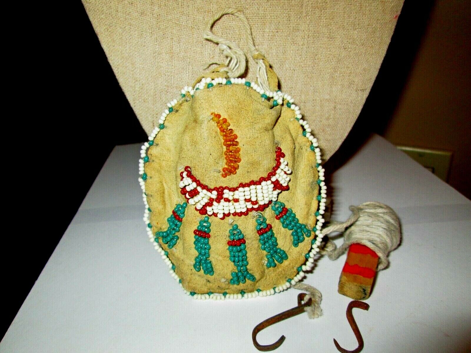Antique Brain Tanned & Beaded Pouch with Handmade Fishing Line, with Appraisal  Без бренда - фотография #4