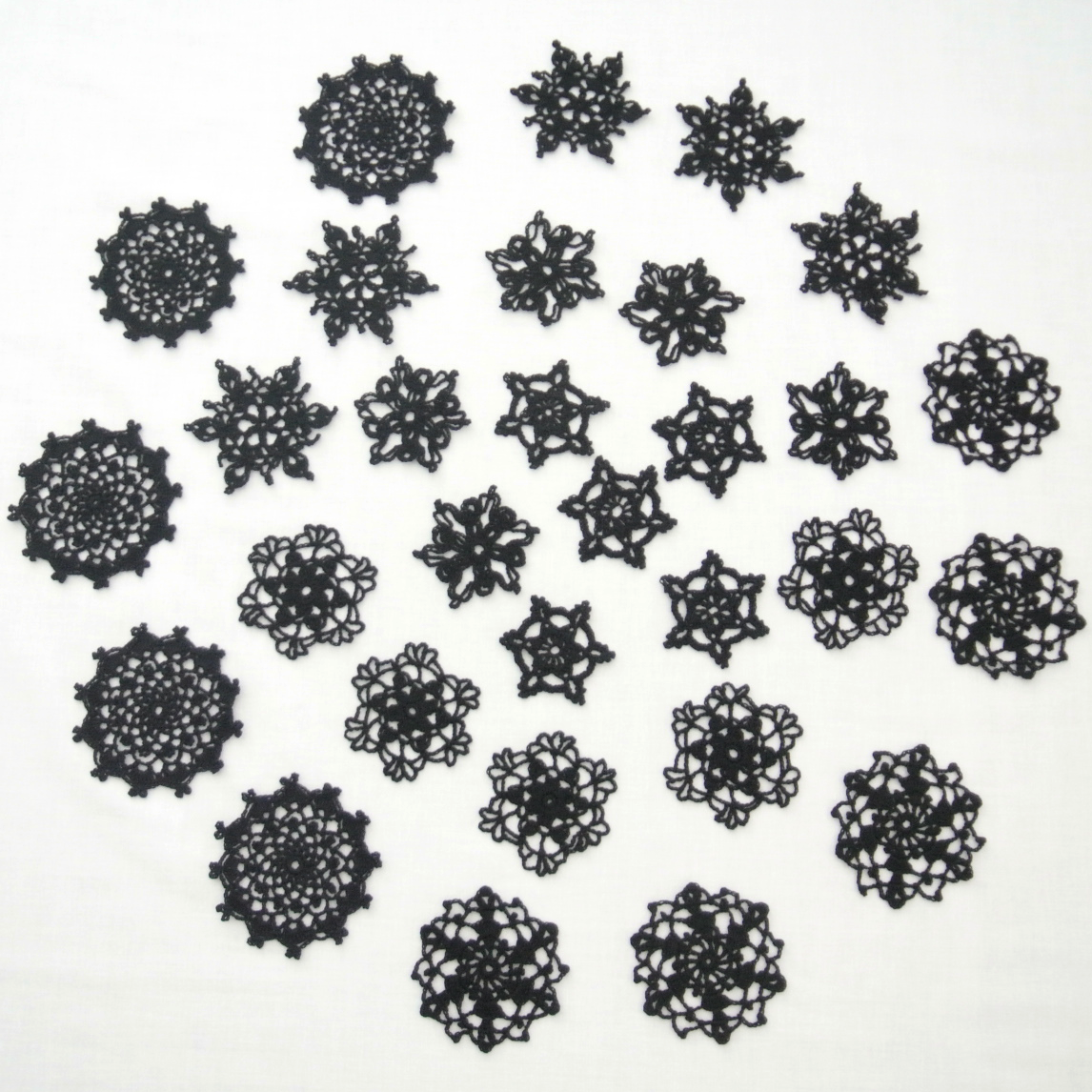 30 pcs, 7–9,5 cm, 2.8–3.7 “, Black, Halloween, Crochet Snowflakes, ogrc30, 299 Handmade