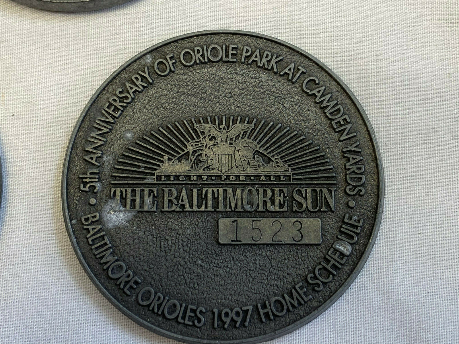 The Baltimore Sun Oriole Park Commemorative Coin World Series Schedule Lot of 5 Без бренда - фотография #7