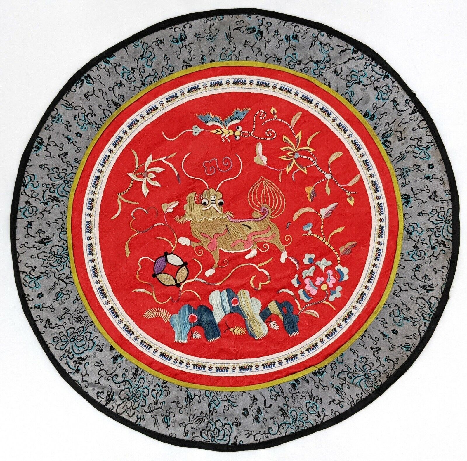 Chinese Silk Embroidered Panel ROUND LION DOG BEE 1970s Embroidery ~13" Без бренда