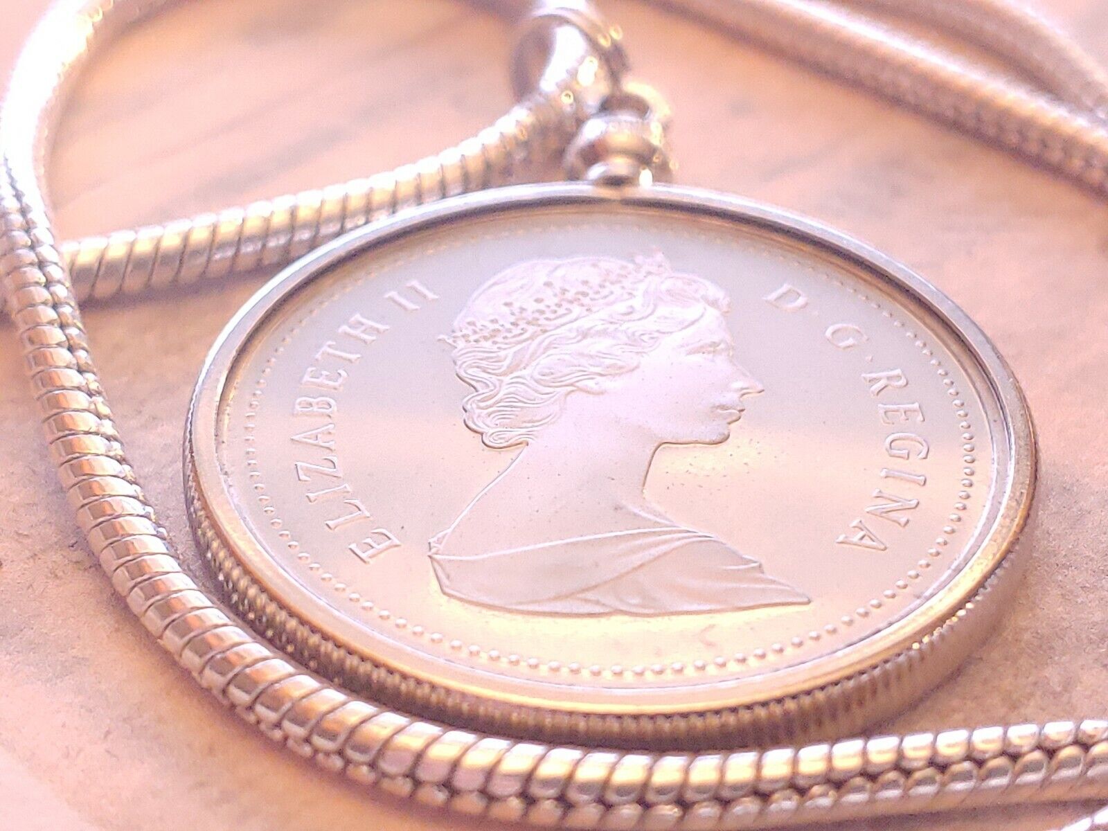 1986 CANADA Voyageur Dollar Coin Pendant on a 24"  18KGF White Gold Filled Chain Everymagicalday - фотография #3
