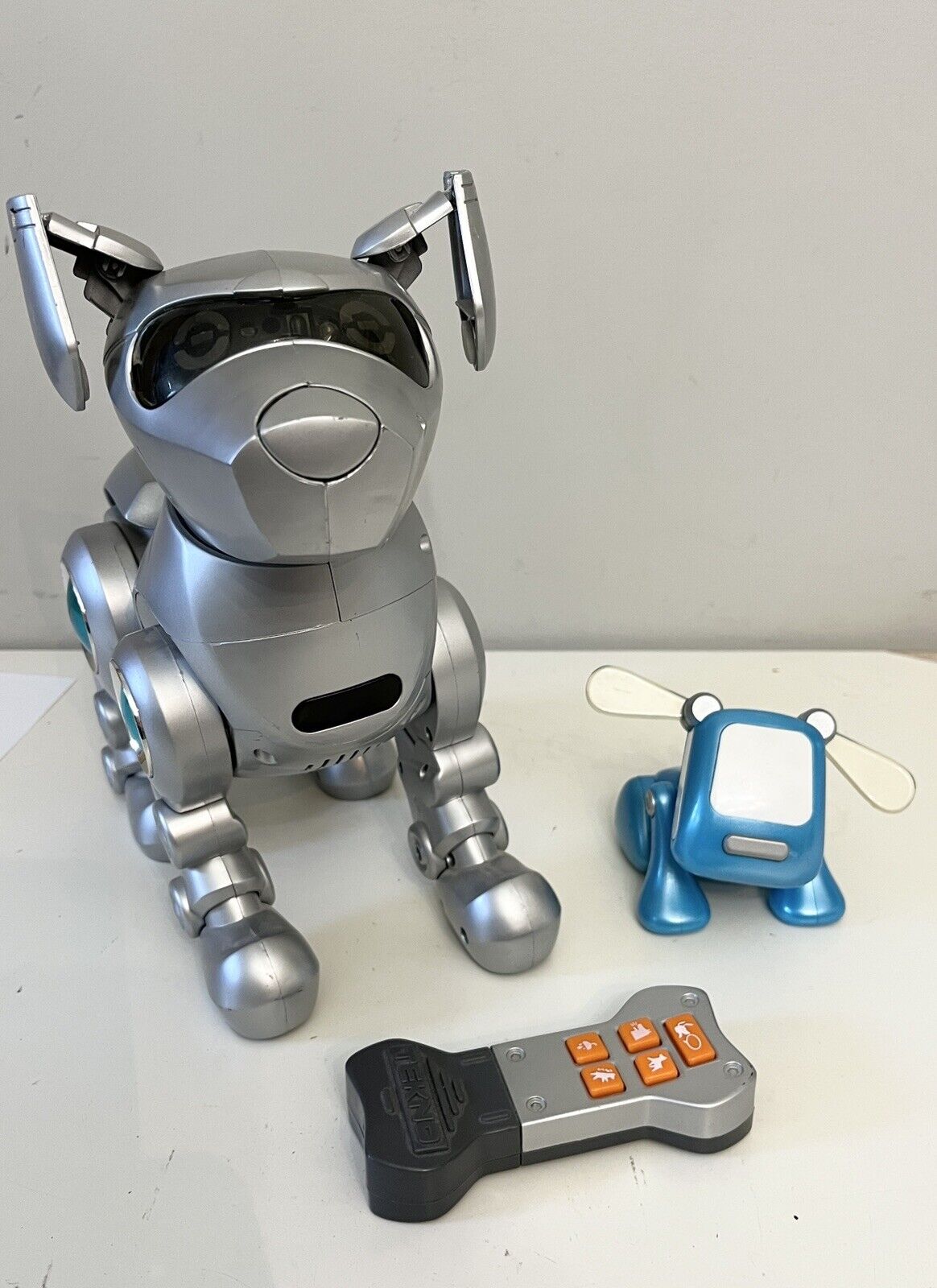 Vintage Tekno Interactive Robotic Silver Puppy Dog w/ Remote & Blue Hasbro iDog Toy Quest and Hasbro Does Not Apply