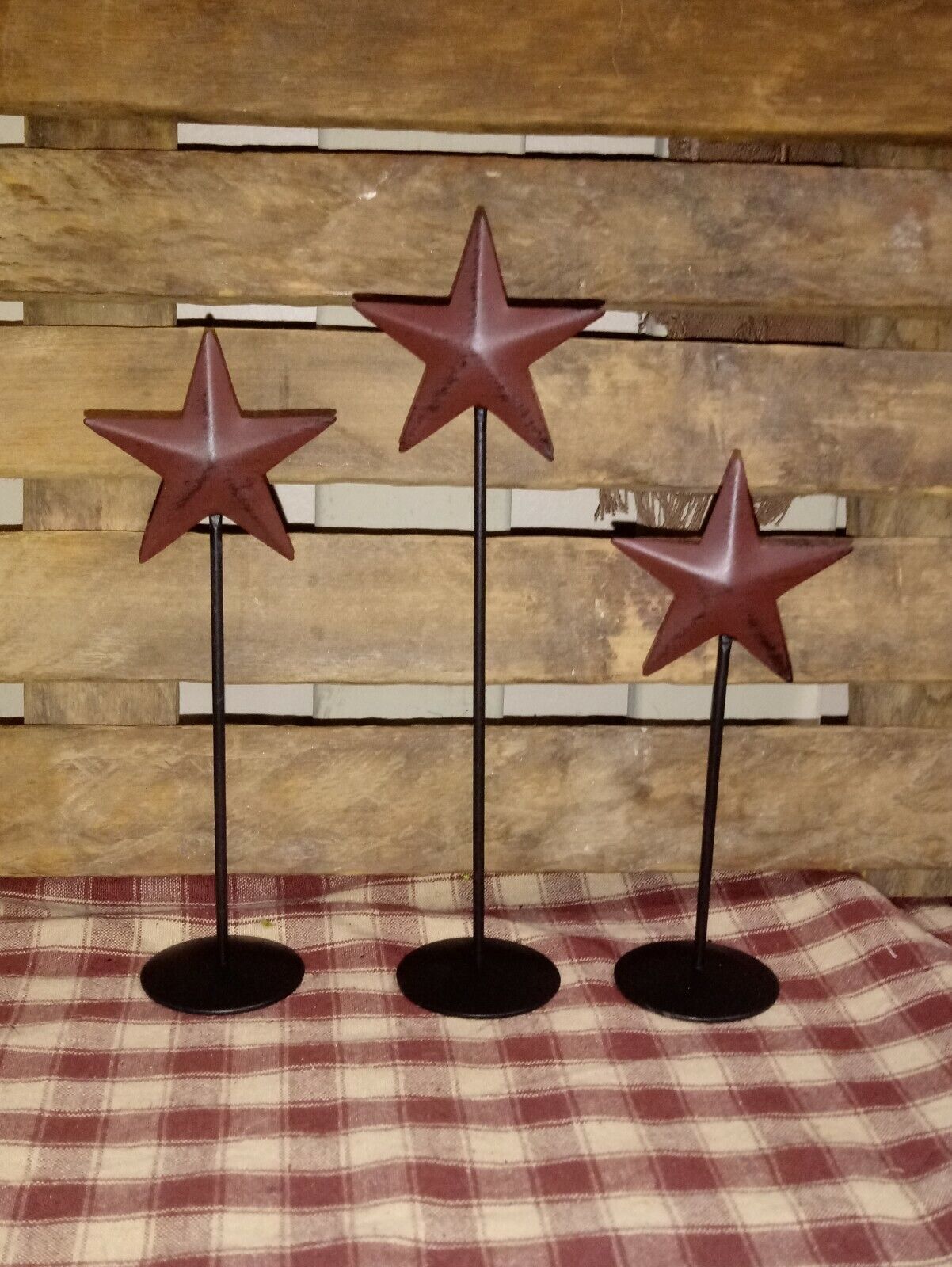 Set of 3 Small Burgundy Star Pedestals  5" 6" 7", Primitive Country Farmhouse Без бренда
